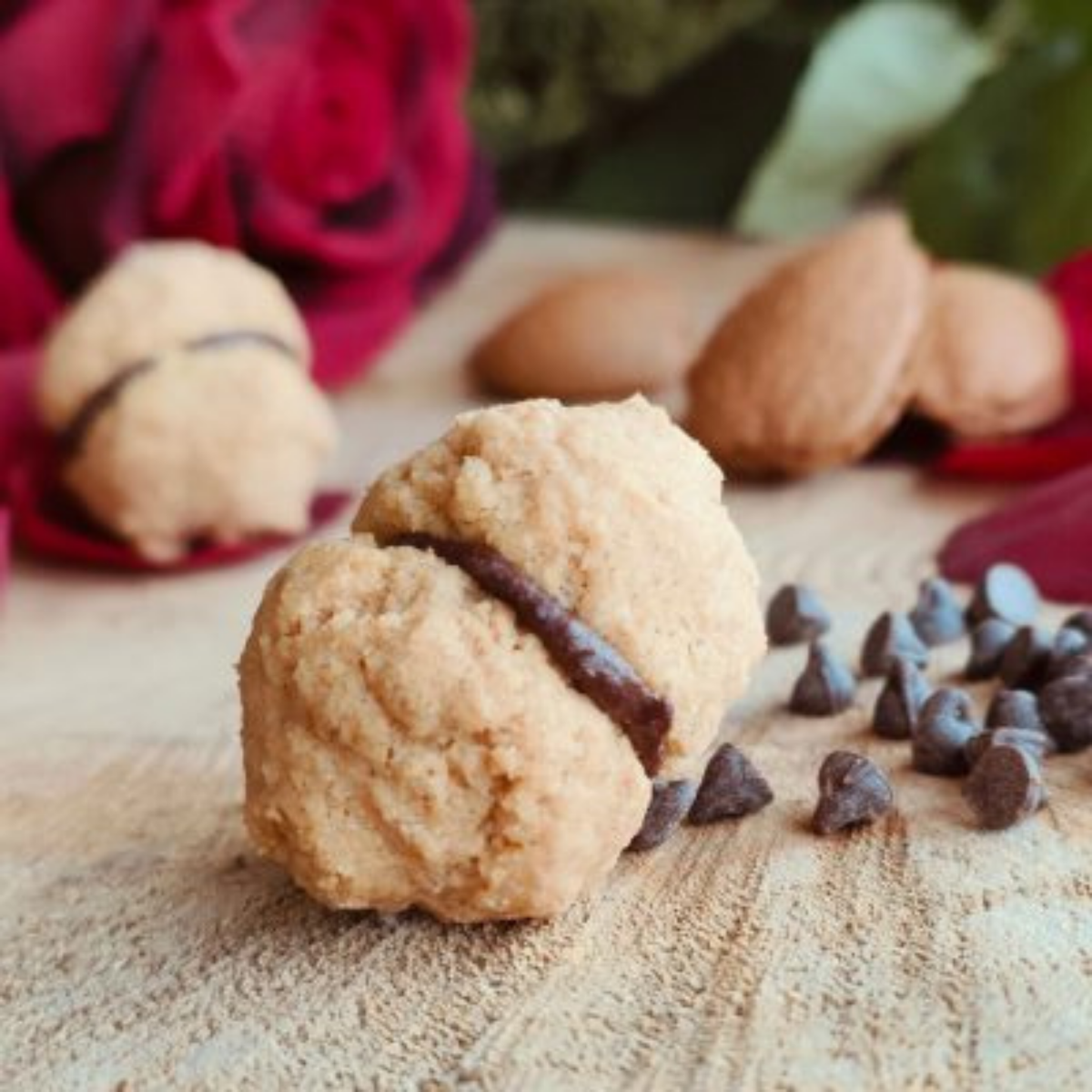 BACI INCANTATI CON CIOCCOLATO FONDENTE E PETALI DI ROSA